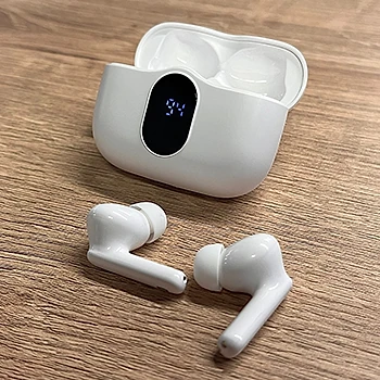 BeatBuds X1 Ohrhörer und Ladecase auf einem Holztisch